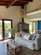 Casa soñada frente a las montañas