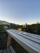 Casa soñada frente a las montañas