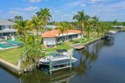 Relaxing Waterfront Retreat Near Downtown with Hot Tub, Kayaks, private Dock and Pets Welcome!