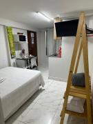 12 Kitnet, central, completa com tv smart