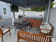 spectacular challet 5 minutes la plaza mall, shopping stores, restaurants and hospitals