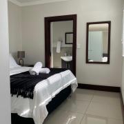 Luxury 4 Bedroom Home with 4 En-Suites, Free Parking and Fast WiFi, Sleeps up to 8