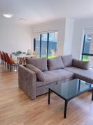 Colebee 4 Bedroom House Walk to Park and Shops