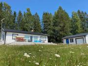 Underbar sjöutsikt nära bad och fiske