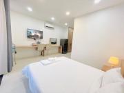 501 Modern Studio with Balcony & Kitchen