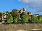 Chambre pleine de charme face à la muraille romaine et face à la cathédrale