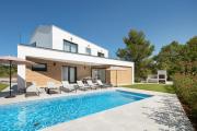 Moderne Luxusvilla Mali Dvor mit Pool 500m am Meer in Porec