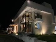 Casa de alto padrão em muro alto