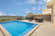 Magnifica Gozitan Villa Pool And Jacuzzi - Happy Rentals