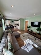 The Wheel House - Private Front door and Free Parking