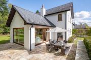 Large home to sleep 8 in Kenmare. Free use of pool onsite