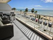 Apartamento moderno na praia com varanda grande