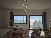 Apartamento moderno na praia com varanda grande