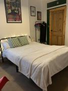 Ensuite Victorian Double, excellent transport links