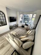 Spacious, cosy & stylish 3 Bed Home in Salford, near Trafford Park - Free Parking