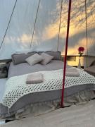 Elämyksellinen majoitus glamping-teltassa