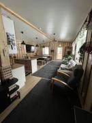 Elämyksellinen majoitus glamping-teltassa