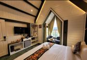 Appollo 11 luxury houseboat