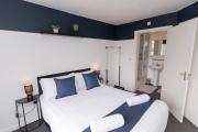 PARKING Luxe City Centre Sleeps 4 NEW