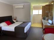 McNevins Warwick Motel