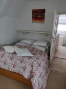 Zit slaapkamer op de 2e etage in een rietgedekte villa met gedeelde douche en keuken