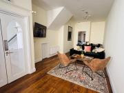 Twenty 7 - Modern & Spacious Townhouse