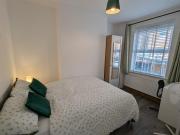 Fantastic 3-Bedroom House in Crawley - 10 mins from Gatwick