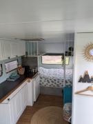 Gerestylde vintage caravan "Zee" met luxe badkamer bij "de Kapitein"