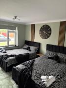 Stunning 2 Bed Flat With Games Table BHX NEC