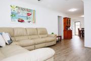Perfect Location 4BR Home Warana - 200m to Beach!