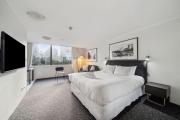 City Pad with Hyde Park Views, Walk to Everything!