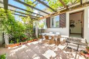 Mediterranes Ferienhaus nur 550 Meter zum Strand mit Grillbereich, privater Terrasse, Parkplatz