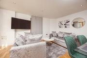 Central Leeds Dock Apt, Free Secure Parking! 2 bed Central Leeds Dock Apt, Free Secure Parking! 2 bed