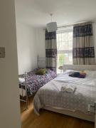 3 Bed Flat - Sleeps 6 - Parking - Wifi