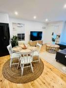 Cosy Modern RetreatI Private CourtyardI Parking