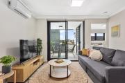 Modern and Central South Bank Apartment! Walk to CBD