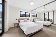Modern and Central South Bank Apartment! Walk to CBD