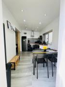 AeroSuites Luton - SHARED AND PRIVATE Accommodations mins from Luton Airport,FREE selected Breakfast,Adults Only,FREE Parking subject to availability and reservation only, Whats Up number required, Late Self Check In and Out by request only