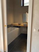 Spacious Studio, lake view and bath