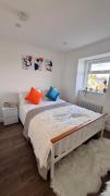 Penthouse Loft Suite in Putney, PS5, 60"TV, Netflix, Sleeps 6, ideal for relocators and professionals