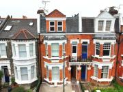 Penthouse Loft Suite in Putney, PS5, 60"TV, Netflix, Sleeps 6, ideal for relocators and professionals