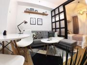 Airy condo w balcony, Netflix, 3 pools, sleeps 3