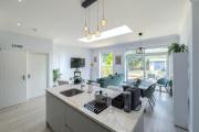 5 Bedroom, 3 Bathroom Modern House with Garden near Hampstead Heath Sleeps 10