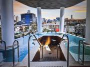 Entire flat w infinity pool and 5m walk to Fort Valley station