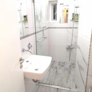 Seafront Apartment - Sleeps 13 - Parking - Balcony