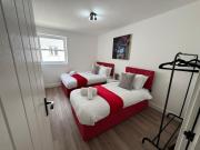 3 Bed Flat - Sleeps 8 - Parking - Wifi