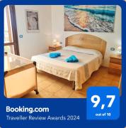 Casa Vacanze MIMOSA La Maddalena con parcheggio privato e vista mare