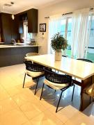 Private, Central, Sunny Guest Room in Welcoming Home