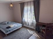 Tilava huone rannan lähellä