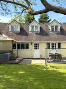 Rural 7 and 2 bed Lodge stays In Windsor! Hot Tub! Sleeps 20